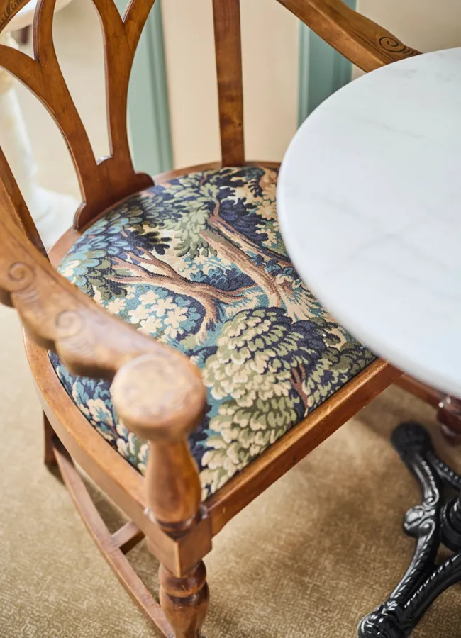 Originalstolar designade av August Atterström, som Katrin fått omklädda av Helena Flodman.