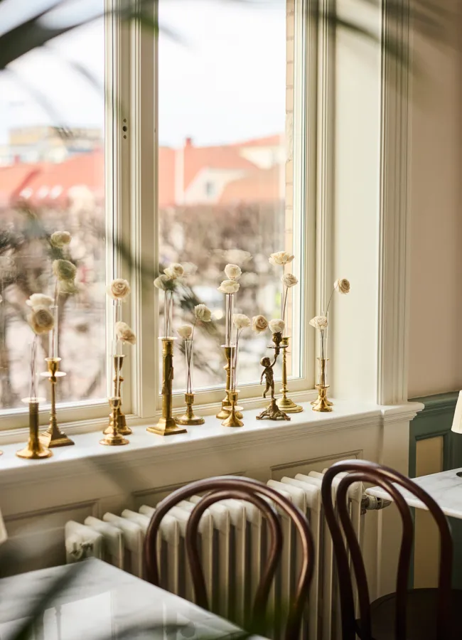 Blomvaser skapade av gamla mässingsljusstakar och provrör.